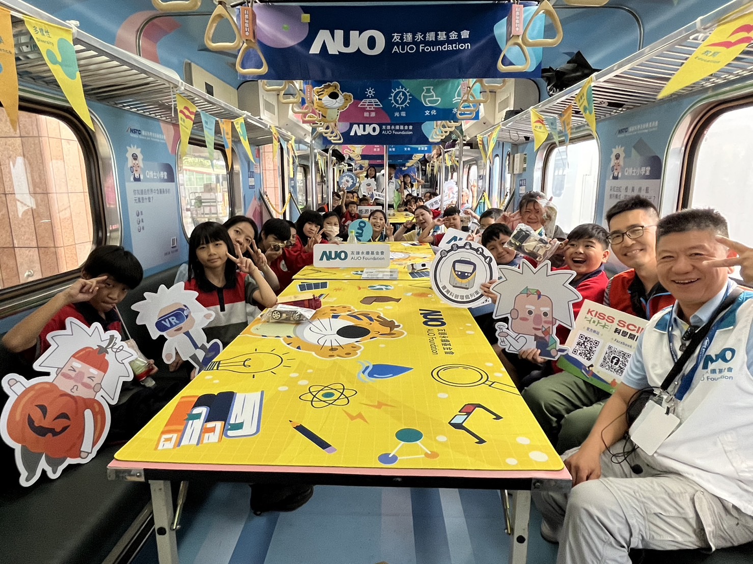 金世豪永續基金會參與「臺灣科普環島列車」，設計基礎科學車廂課程，以「淨零碳排和永續能源」為主題，讓學生透過創意實驗認識淨零知識，以及思考生活中的減碳行為